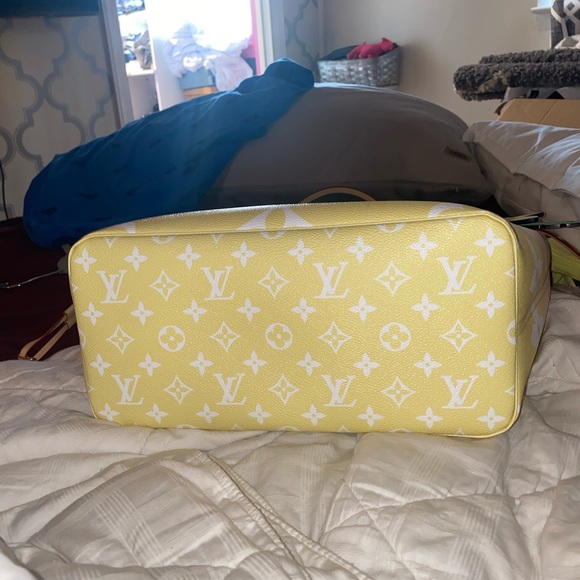 Authentic LV summer edition sold out never full - Picture 4 of 4